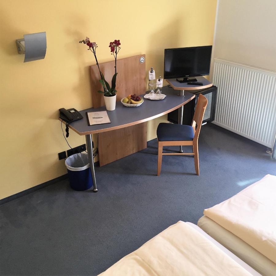 הלברשטאדט Hotel Ambiente מראה חיצוני תמונה