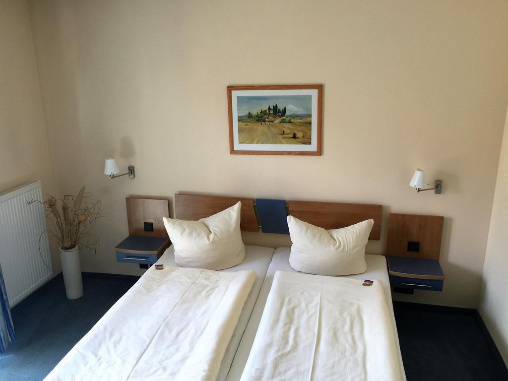 הלברשטאדט Hotel Ambiente מראה חיצוני תמונה