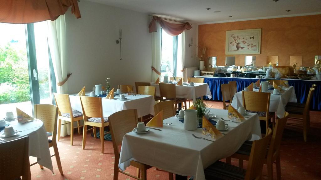 הלברשטאדט Hotel Ambiente מראה חיצוני תמונה