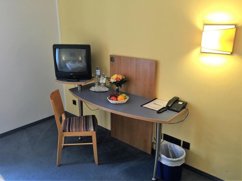 הלברשטאדט Hotel Ambiente מראה חיצוני תמונה