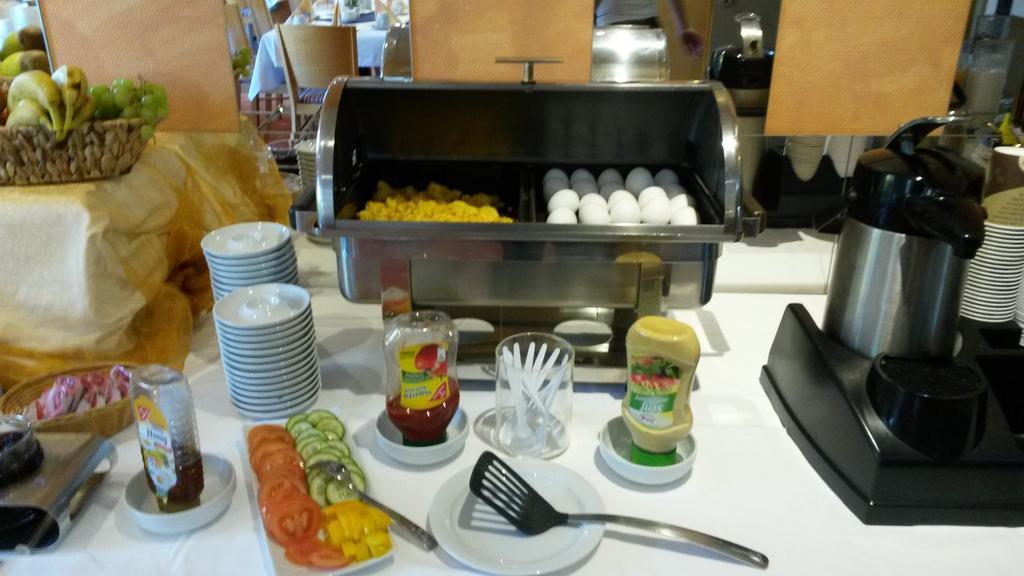 הלברשטאדט Hotel Ambiente מראה חיצוני תמונה