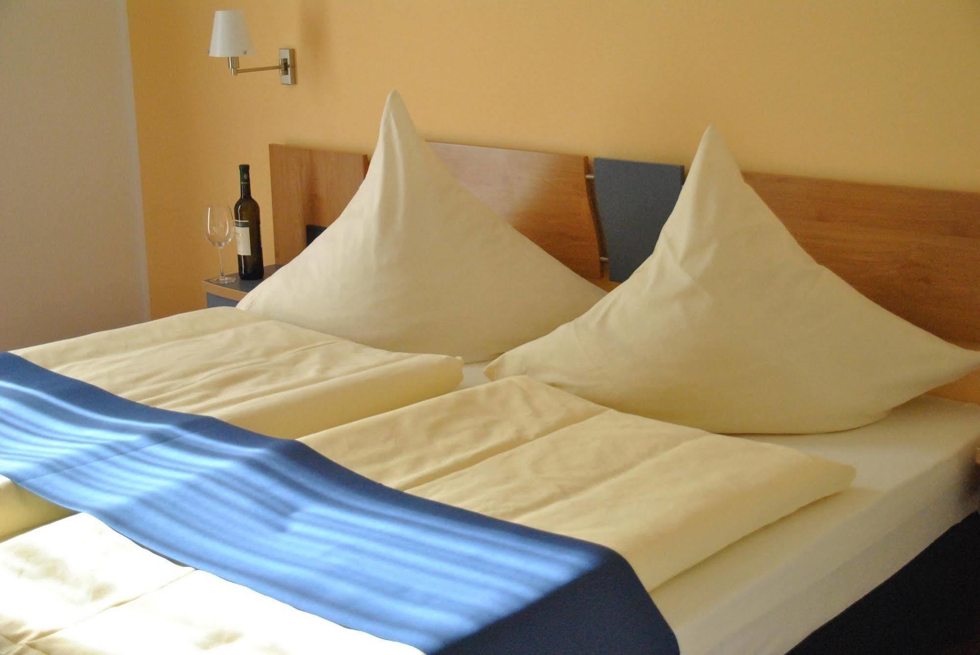 הלברשטאדט Hotel Ambiente מראה חיצוני תמונה